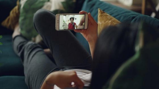 Moteris kalbasi vaizdo skambučiu per išmanųjį telefoną