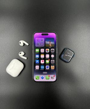Apple telefonas, ausinės ir išmanusis laikrodis