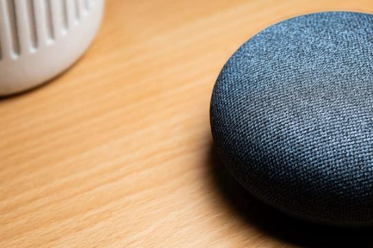 „Google Home Speaker“ bando pakeisti „Nest Mini“: ar tai pagaliau tikras šuolis?