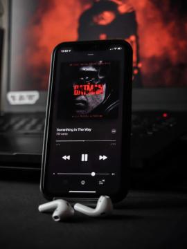 YouTube Music bando viso ekrano albumo viršelį, bet funkcija dar ribota