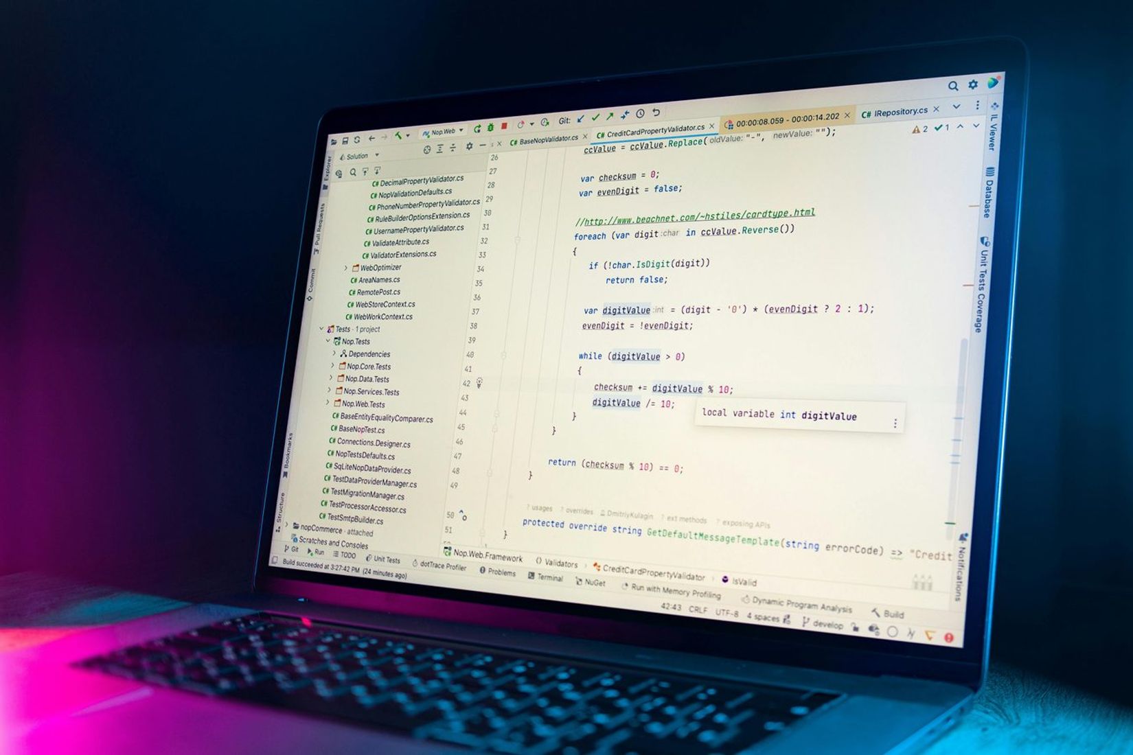 700 užkrėstų versijų per kelias sekundes — Laravel paketų ataka veikia be jokio spustelėjimo