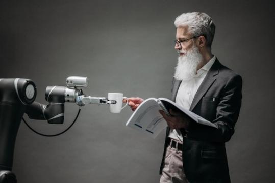 „Amazon" vadovas nuėjo į Baltuosius rūmus su ataskaita — ir „Anthropic" DI buvo uždraustas