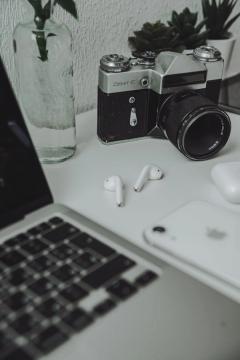 „AirPods“ su kameromis artėja: nutekėjo „Kino Sensor“ ir 2027 m. planas
