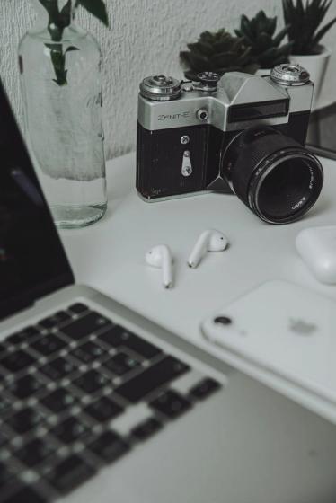 „AirPods“ su kameromis artėja: nutekėjo „Kino Sensor“ ir 2027 m. planas