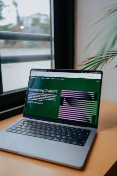 ChatGPT įsikūrė „Chrome" naršyklėje: dabar jis pats pildo formas ir atsisiunčia failus