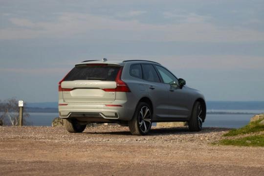 Volvo XC60 automobilis Švedijos gamtoje, simbolizuojantis saugumą ir šiaurietišką dizainą