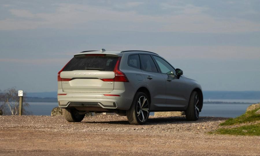 Volvo XC60 automobilis Švedijos gamtoje, simbolizuojantis saugumą ir šiaurietišką dizainą