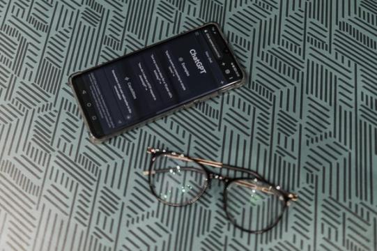 „ChatGPT“ dabar leidžia virtualiai pasimatuoti drabužius