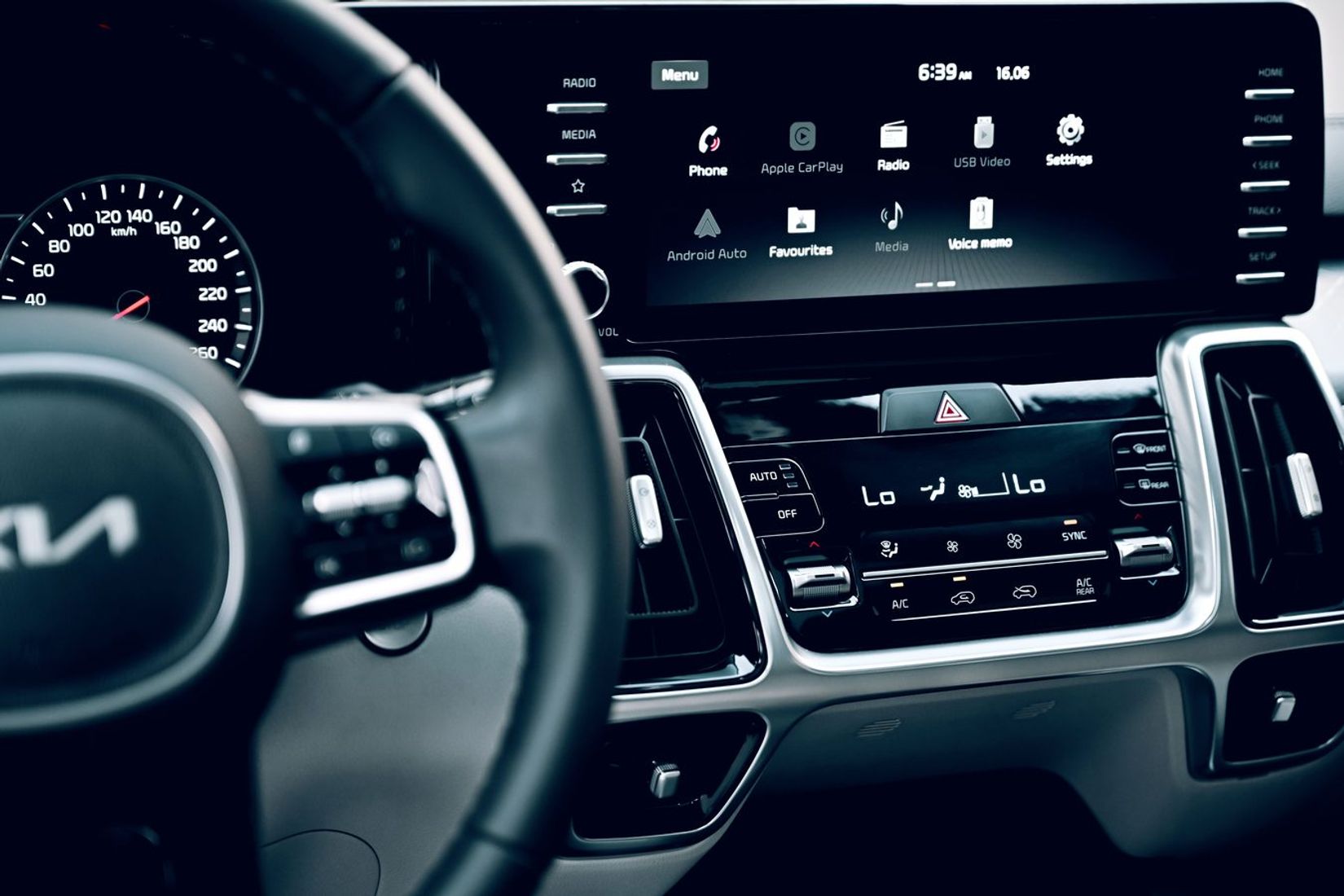 Modernus automobilio salonas su centriniu ekranu ir telefono integracija