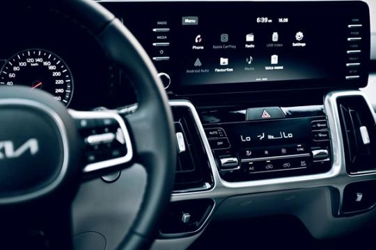 Modernus automobilio salonas su centriniu ekranu ir telefono integracija