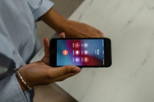 Sukčių skambučiai beveik nepasiekia: trys iPhone nustatymai, kuriuos įjungiau