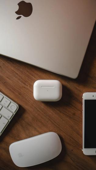 „Apple“ produktai ant stalo.