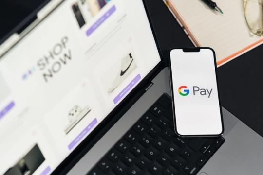 Google Wallet JAV ima sekti užsakymus: siuntų eiga persikelia į ekraną