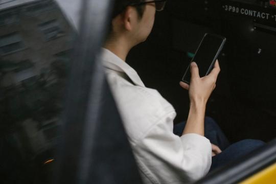 Automobilyje pykina žiūrint į telefoną? „Pixel" gavo funkciją, kuri tai gydo