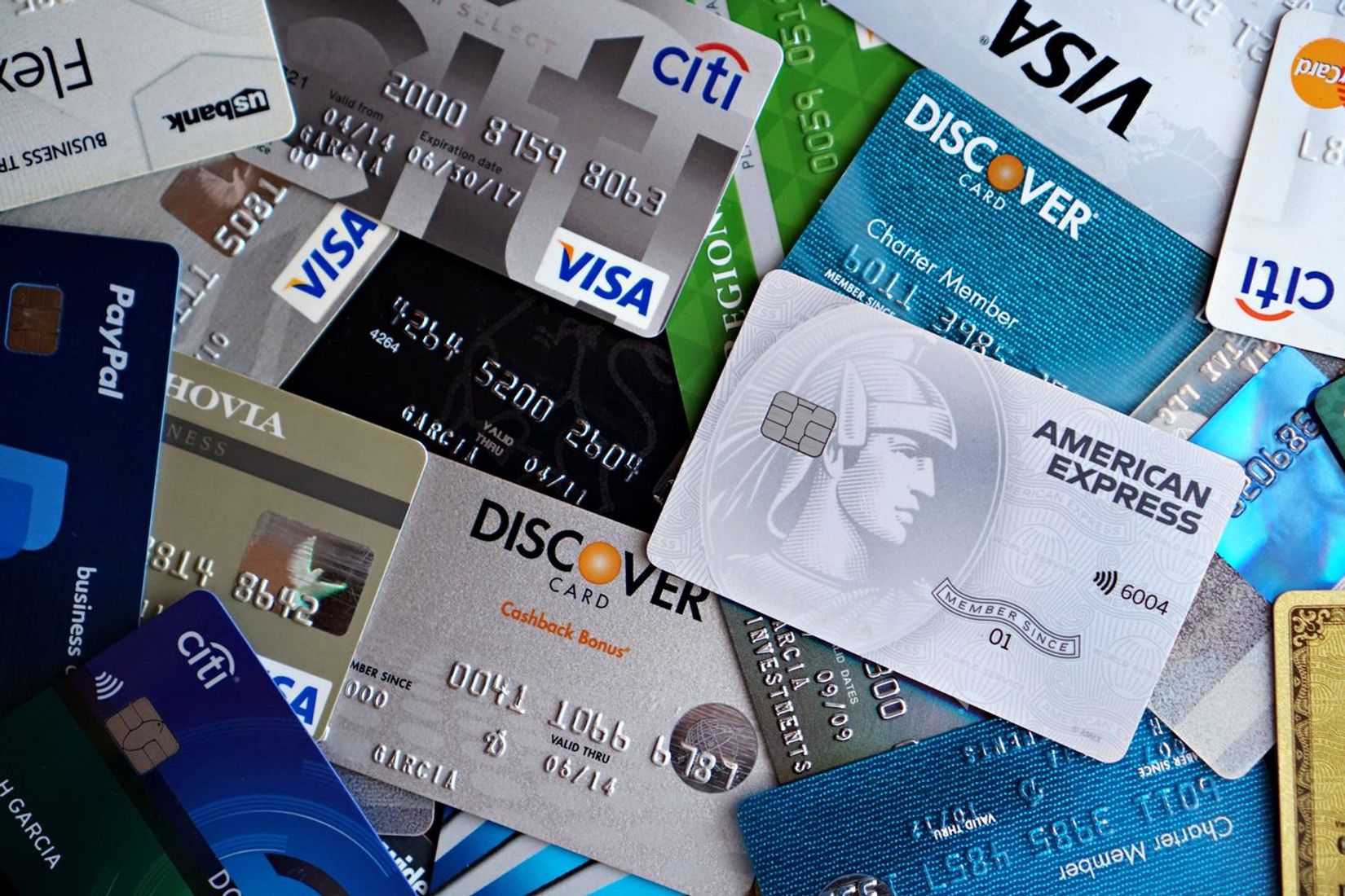„Apple Pay" mokesčiai pateko į teismą: kortelių išdavėjai siekia susigrąžinti iki milijardo per metus