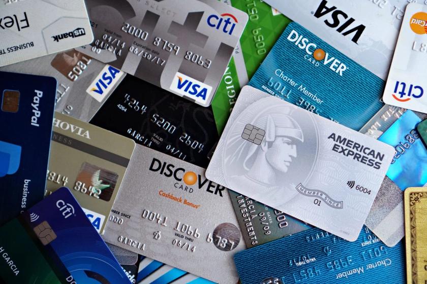 „Apple Pay" mokesčiai pateko į teismą: kortelių išdavėjai siekia susigrąžinti iki milijardo per metus