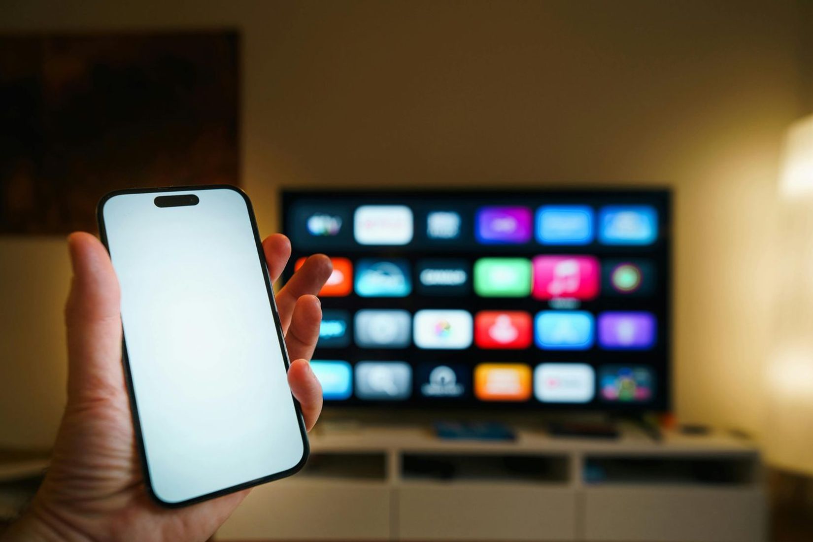 Jūsų televizorius naktimis dirba kažkieno duomenų rinkimo serveriu — ir jūs to net nežinote