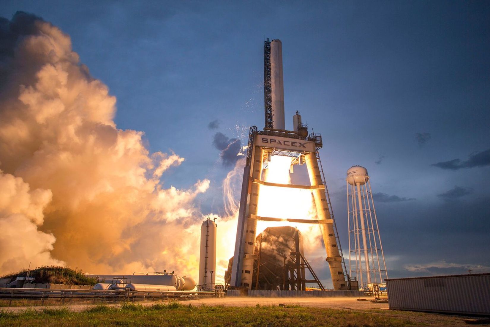 Muskas perspėja: „SpaceX" ir „Tesla" susijungimas – toli gražu ne garantuotas