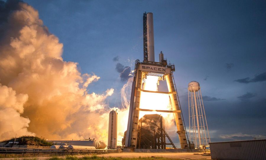 SpaceX startas žlugo likus 40 sekundžių: kaltas vienas metalinis kaištis