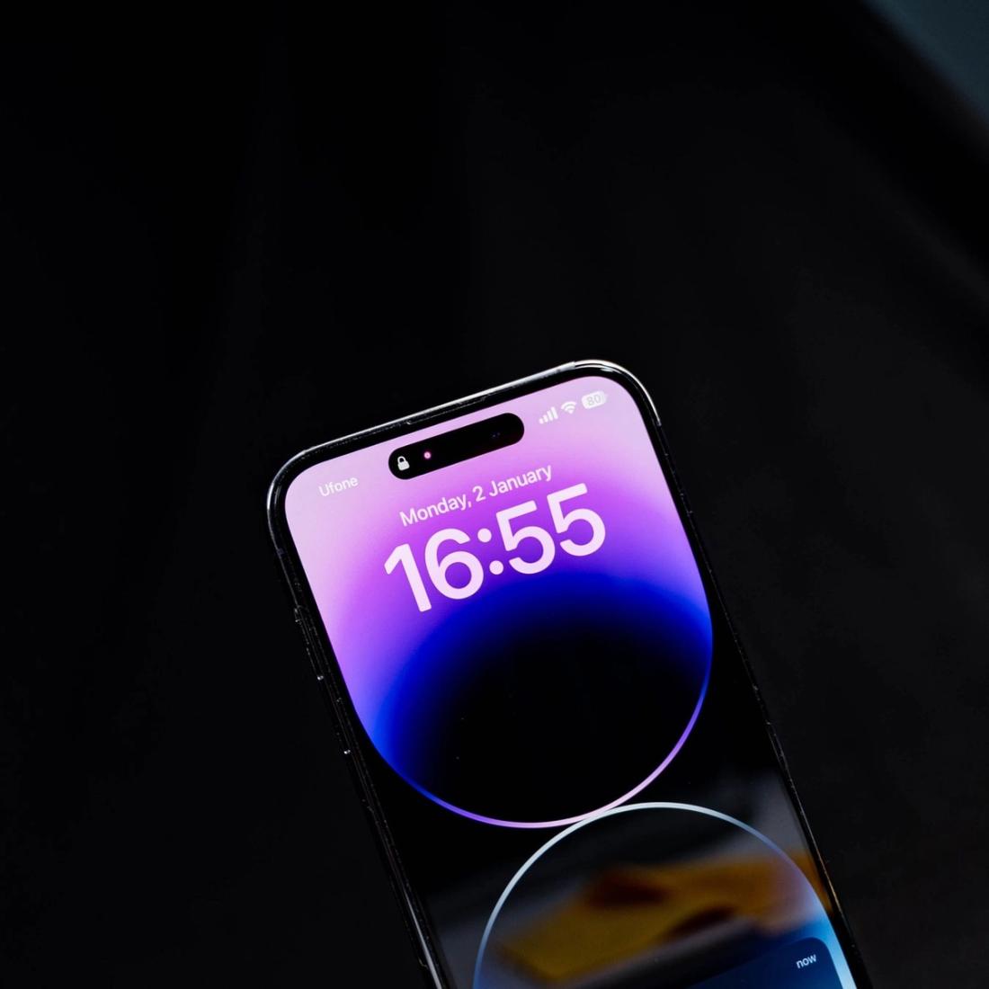 Juodas „iPhone Pro" grįžta: po metų pertraukos „Apple" vėl siūlo juodą versiją