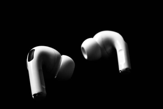 „AirPods“ su kameromis staiga atrodo daug prasmingesni kasdienėms užduotims