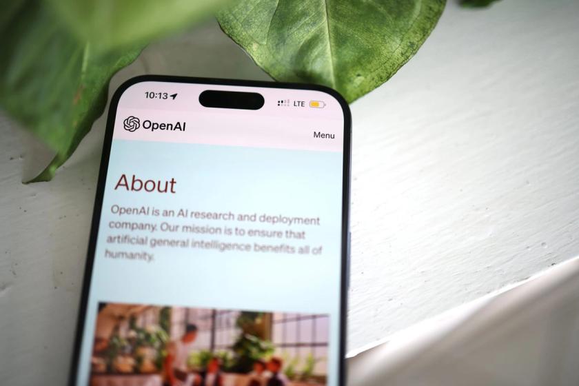 Išmanusis telefonas rodo OpenAI svetainę