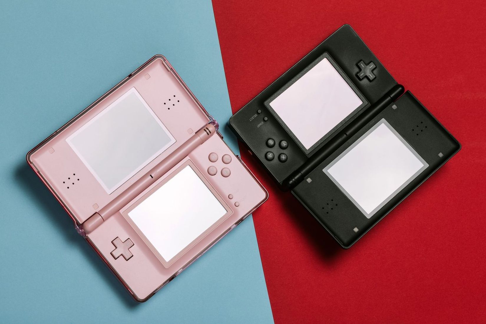 Du ekranai vietoj vieno: Delta 2.0 sulankstomą iPhone pavertė kišeniniu Nintendo DS