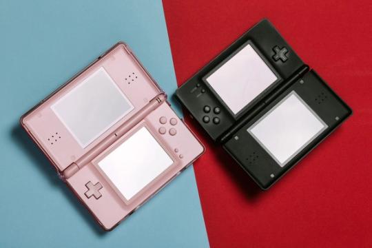 Du ekranai vietoj vieno: Delta 2.0 sulankstomą iPhone pavertė kišeniniu Nintendo DS
