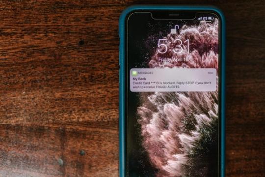 iOS 27 įveda sukčiavimo rizikos signalus: Apple nori pagauti apgavystes realiu laiku