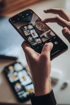 Rankos laiko išmanųjį telefoną socialinių tinklų aplinkoje