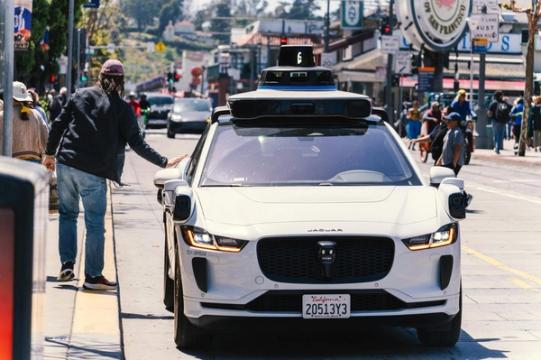 Ar robotaksi išmoko aplenkti statybas? Waymo atsakymas — stabdome greitkelius