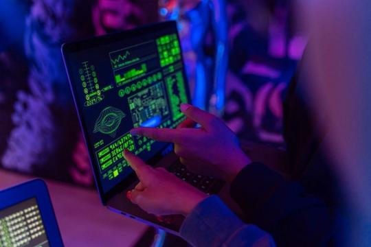 Nauja „iPhone“ šnipinėjimo programa vagia slaptažodžius ir kriptopiniginę