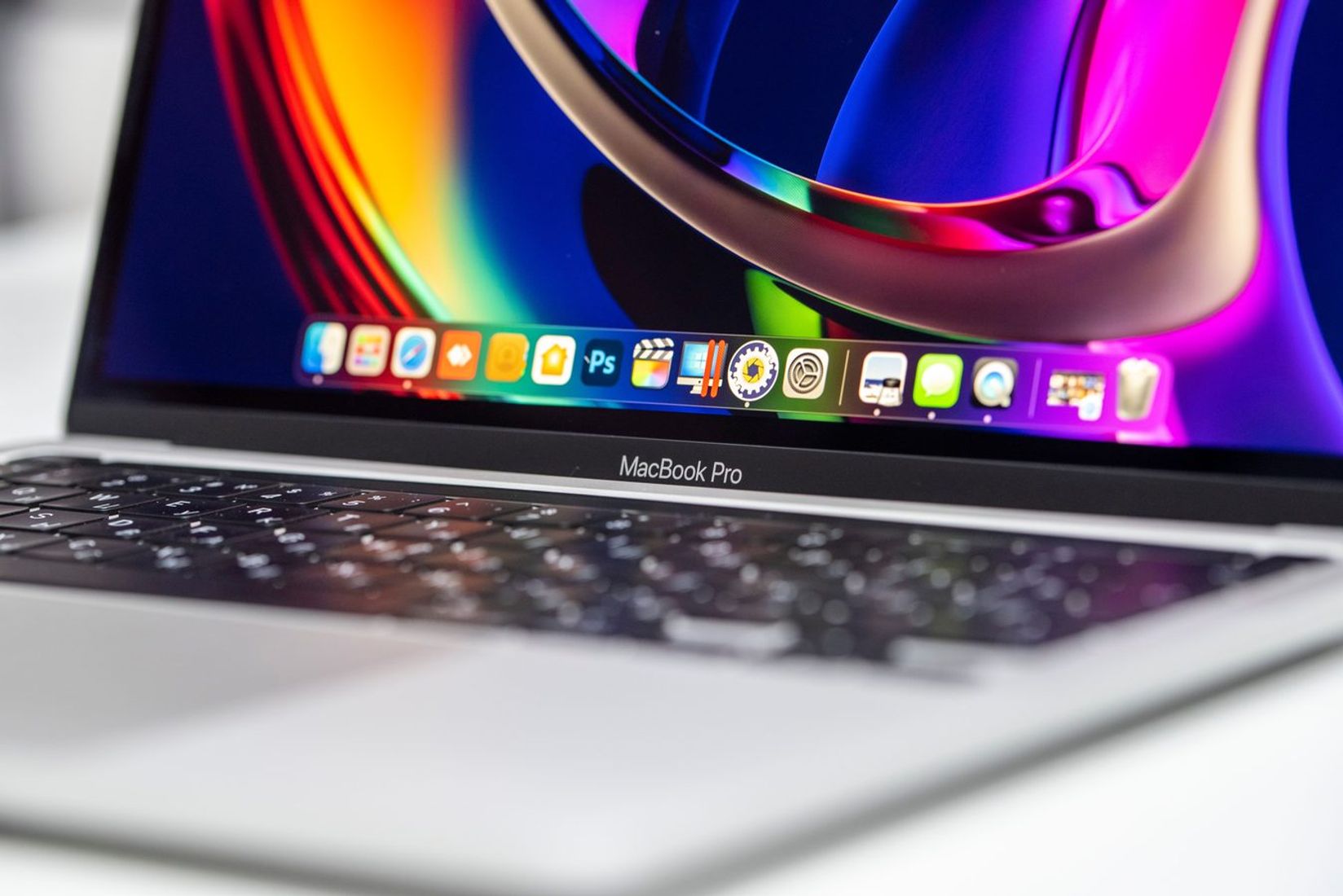 OLED ekranų bumas nešiojamuosiuose — ir priežastis slepiasi „Apple“