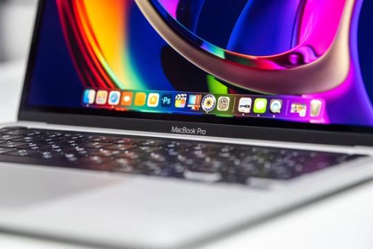OLED ekranų bumas nešiojamuosiuose — ir priežastis slepiasi „Apple“