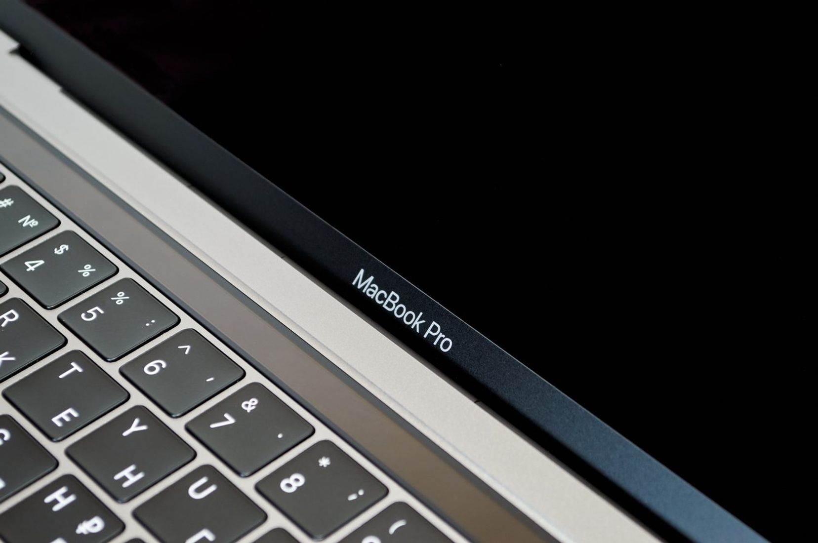 Spalio 28 d. „Apple" gali parodyti pirmąjį „MacBook" su 5G ryšiu