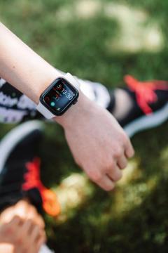 Apple pagaliau pasivijo Fitbit ir Oura: laikrodis dabar pasakys, ar šiandien verta sportuoti