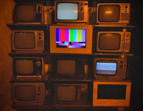 Vintage televizoriai su testiniais ekranais.