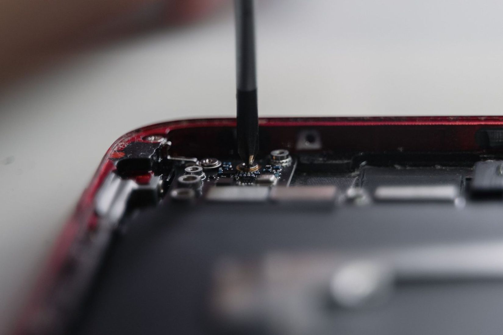 „iPhone Duo" lūžta toje pačioje vietoje — „iFixit" paaiškino, kodėl