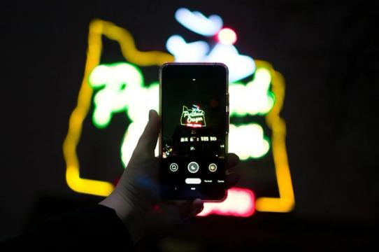 Mirktelėjimas, o ne klaida: kodėl visi suklydo dėl „Pixel Glow" kadro I/O scenoje
