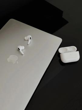 Savaitgalį „Apple“ kainos krenta: „MacBook Pro“ pigesnis 500 dolerių, „AirPods Pro 3“ pinga