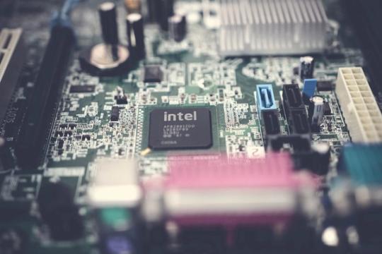 WSJ: Apple išvengė 100 proc. lustų tarifų po Intel sandorio