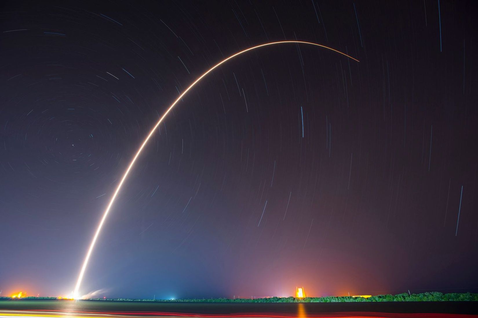 Raketos paleidimas naktiniame danguje