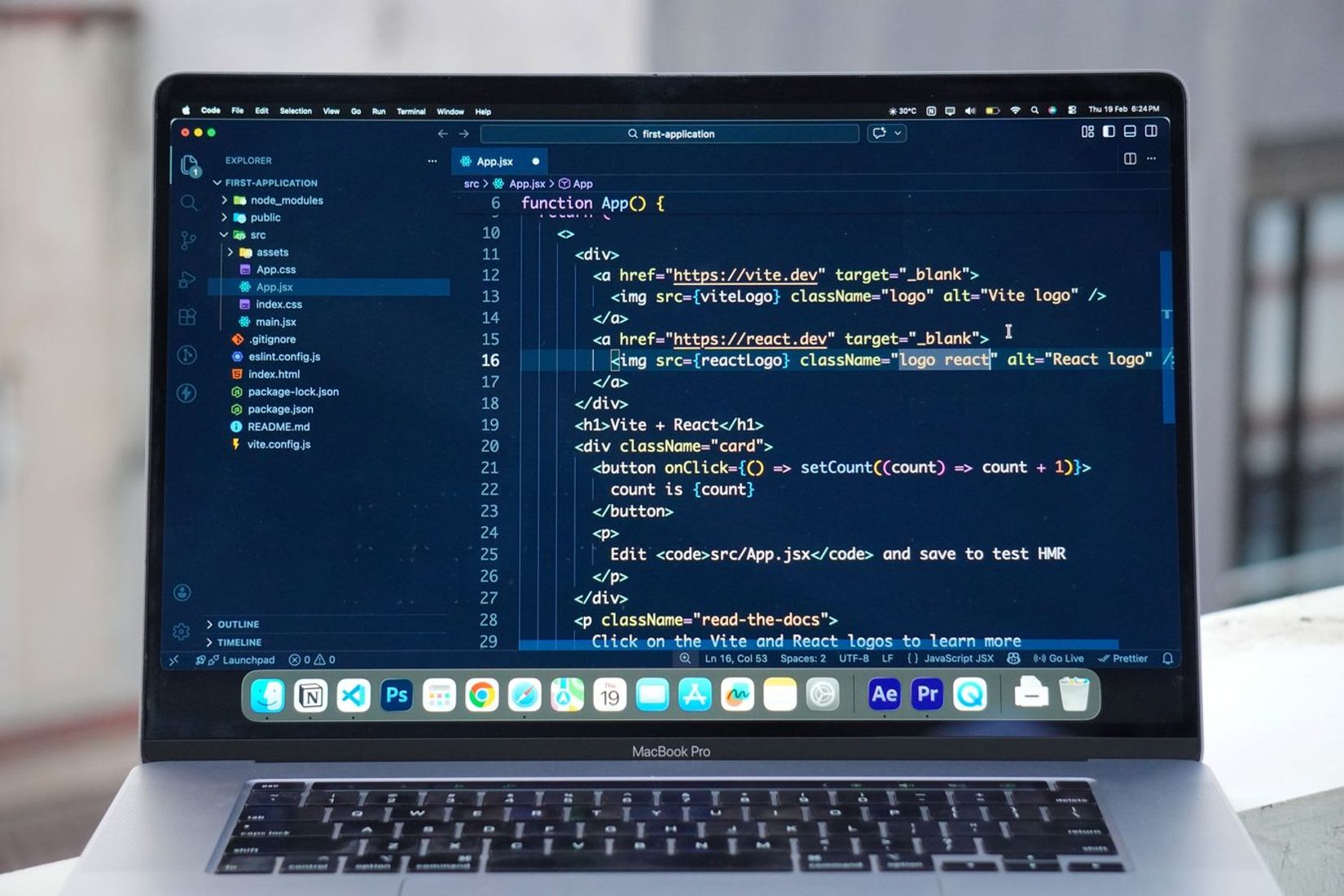 Claude Code macOS versijoje sesijos jau siunčia žinutes viena kitai