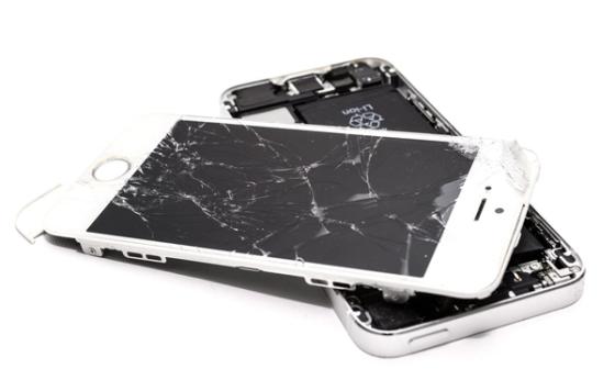 „iPhone Duo" ekranas braižosi jau nuo nago, tačiau įbrėžimai pradingsta jį įjungus