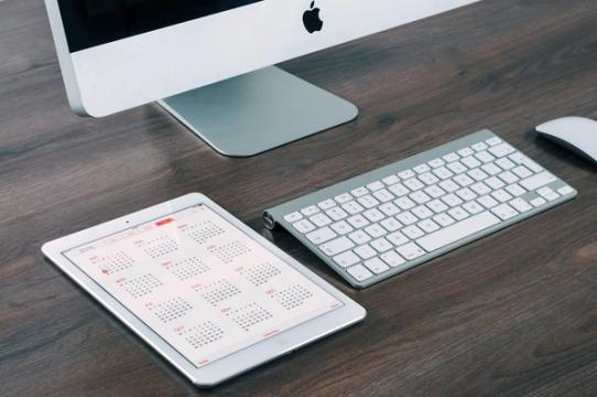 iMac ir iPad ant darbo stalo