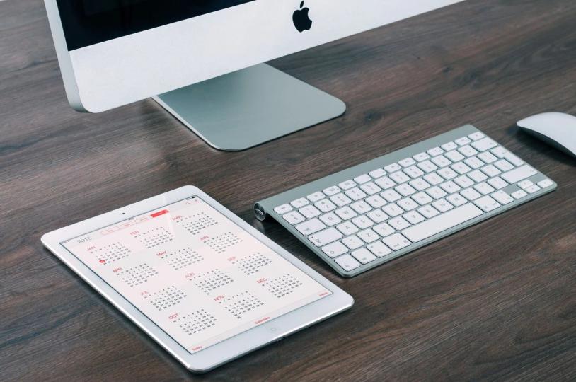 iMac ir iPad ant darbo stalo