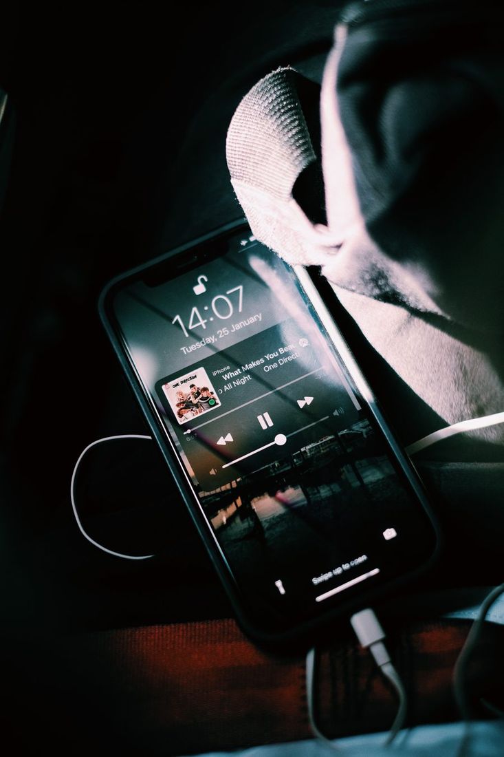 Išmanusis telefonas su muzikos grotuvo programėle