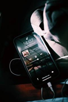 Išmanusis telefonas su muzikos grotuvo programėle