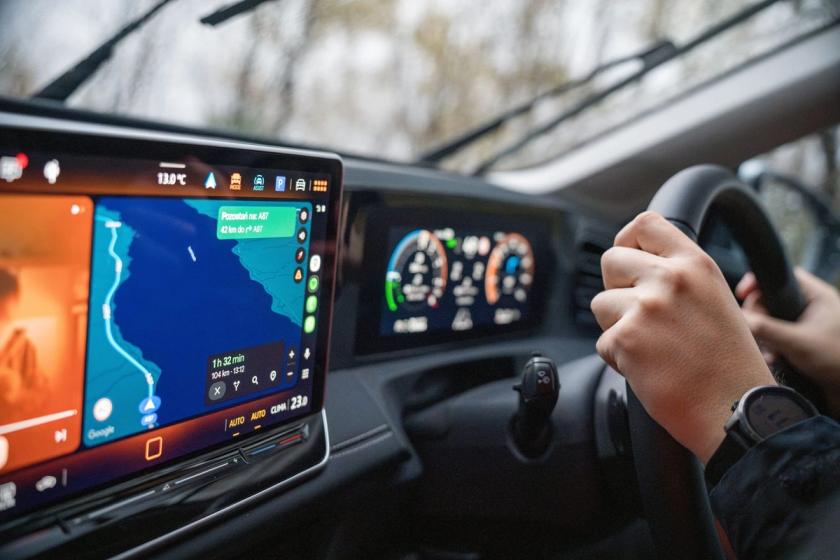 Mėgstama „Android Auto" programėlė gavo „Plex" tiesioginę TV ir geresnį „YouTube"