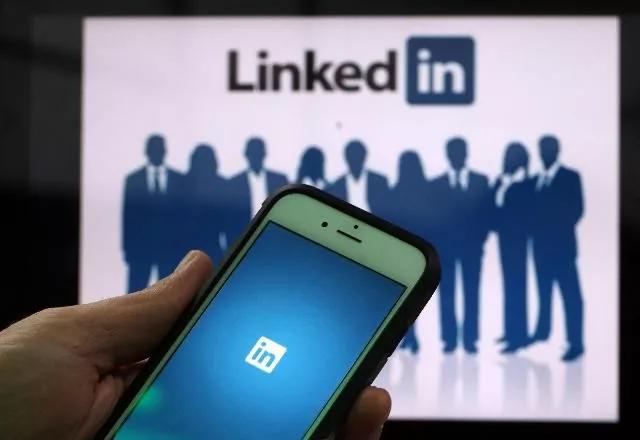 LinkedIn Tests In-Stream AI Learning Elements | Coinbound
